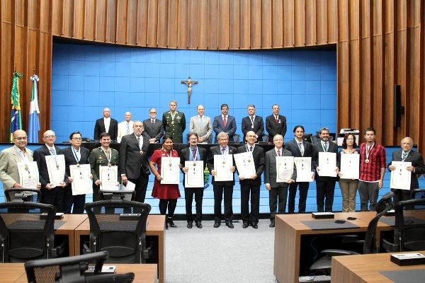 Legado de heróis de guerra é destaque em noite de homenagem na Assembleia Comenda “Coronel Pedro José Rufino” foi dada às pessoas que contribuíram para a construção e enriquecimento da cultura do MS. Foto: Wagner Guimarães