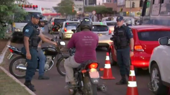 Em dez dias, Detran registra 13,9 mil multas de trânsito em MS Fiscalização de trânsito em Campo Grande; em dez dias de abril, Detran/MS registrou 13,9 mil multas no estado (Foto: Reprodução)
