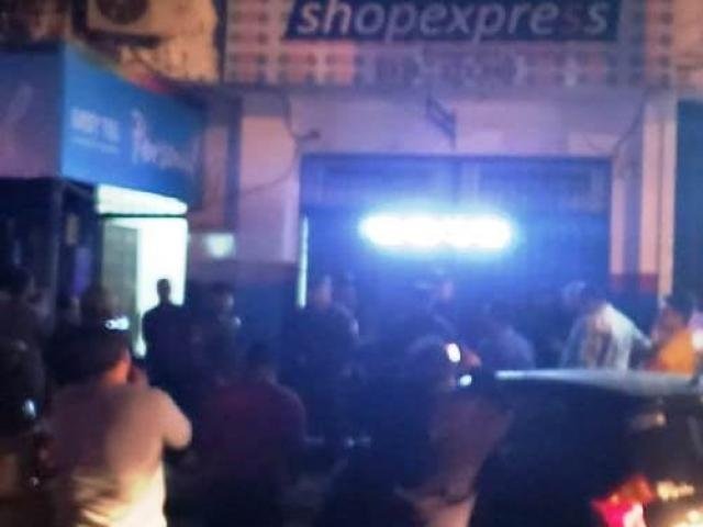 Jovem morre atingido com tiro acidental, após brincadeira entre funcionários População em frente ao local onde houve a morte. Porã News