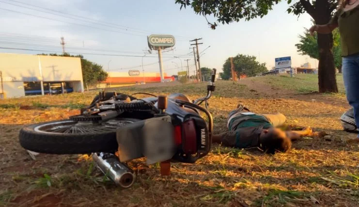 Após bater em placa, motociclista desmaia e é socorrido pelo Samu na Capital Foto: Vinícius Santana