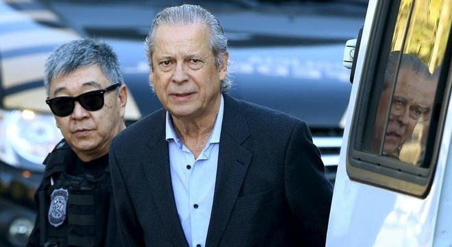 Moro manda soltar Dirceu, mas exige tornozeleira eletrônica e proíbe saída do País José Dirceu estava preso desde agosto de 2015 em Curitiba. Antes, cumpria prisão domiciliar no DF
Rodolfo Buhrer/31.08.2015/Reuters