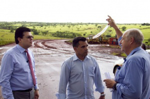 Prefeito Gilmar Olarte vistoria obras do macroanel rodoviário da Capital Acompanhado do titular da Seintrha, Valtemir de Brito, o prefeito visitou a obra de pavimentação asfáltica do macroanel rodoviário de Campo Grande (Foto: Divulgação)