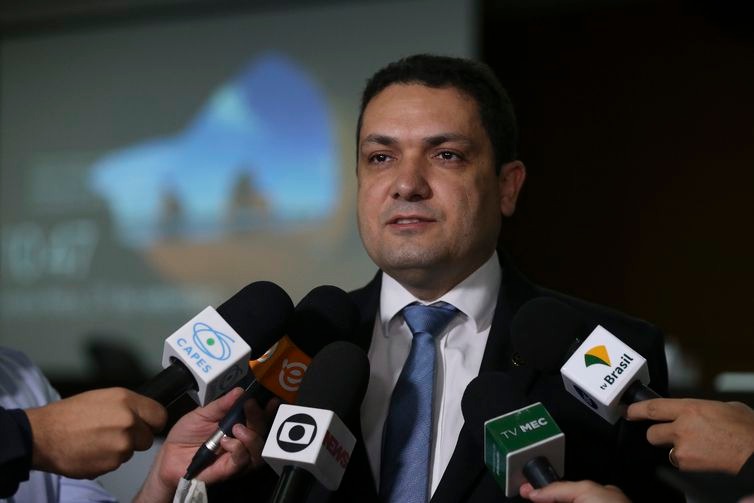 MEC desbloqueia 679 bolsas de pós-graduação Presidente da Capes, Anderson Correia, informou que as bolsas de estudo serão ofercidas nos próximos dias - Arquivo/Agência Brasil