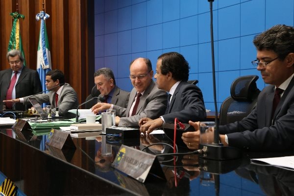 Dois projetos são aprovados e um veto é mantido Victor Chileno