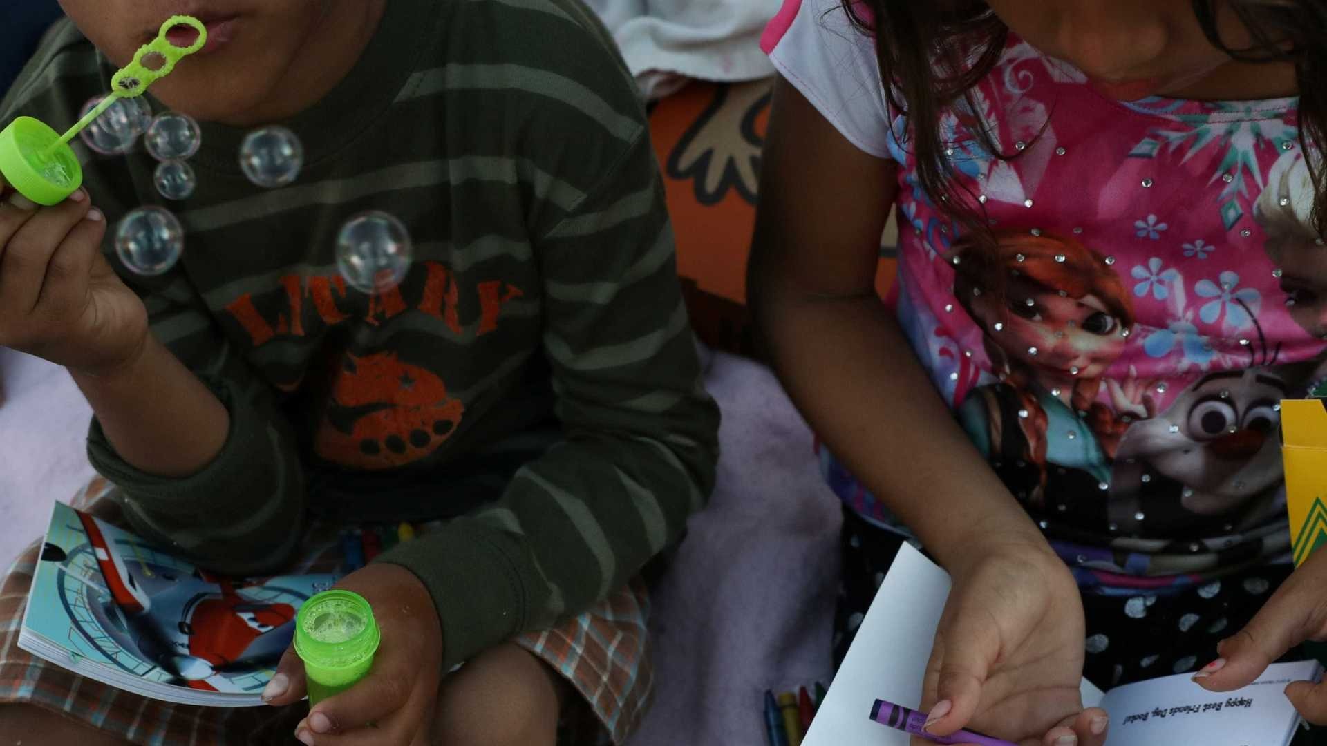 Reencontro de famílias brasileiras nos EUA esbarra em burocracia Reencontro de famílias brasileiras nos EUA esbarra em burocracia