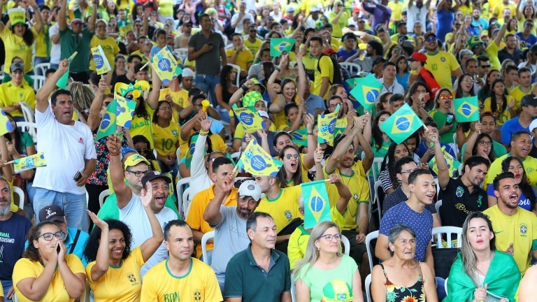 Com mais uma vitória do Brasil, clima da Copa contagia público na Praça do Rádio