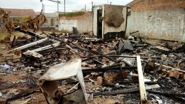 Mulher incendeia casa de ex-marido e o ameaça de morte