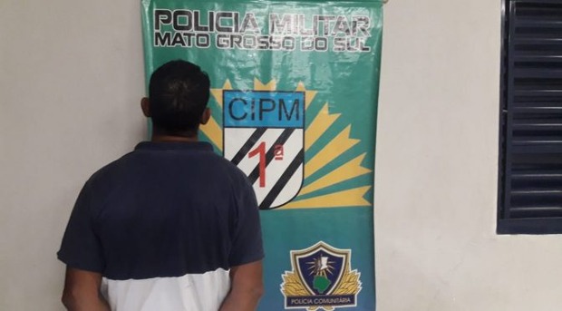 Homem agride esposa por chegar tarde e ameaça matar filhos