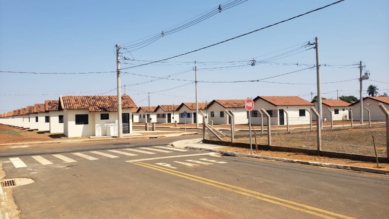 Beneficiários assinam contratos das moradias do Residencial Rui Pimentel
