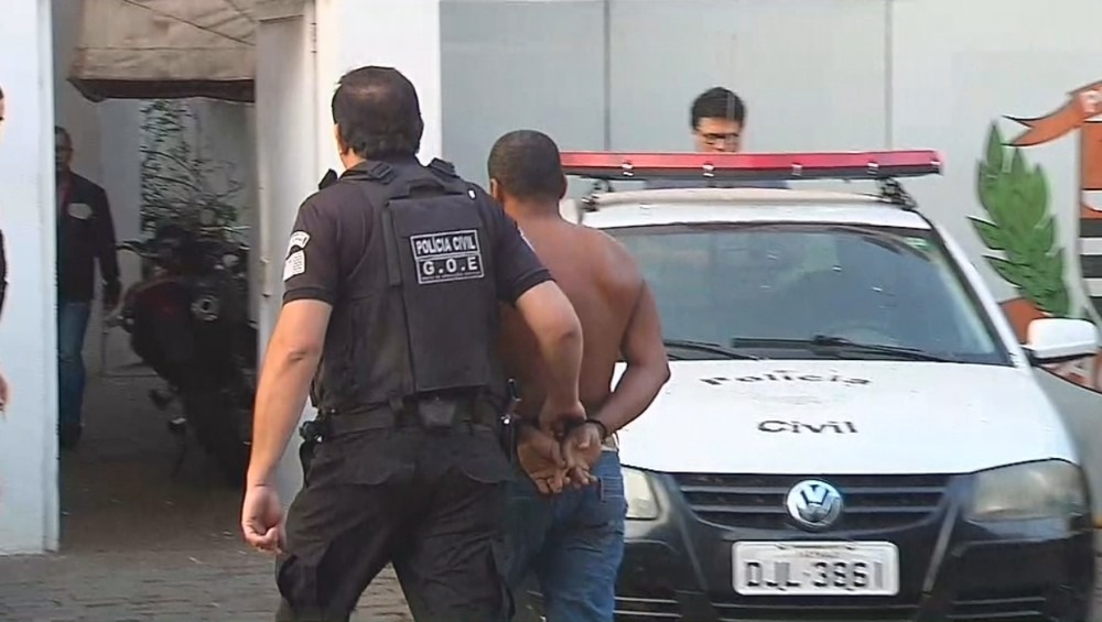 Um dos envolvidos preso em São Paulo. (Foto: Reprodução/TV TEM)