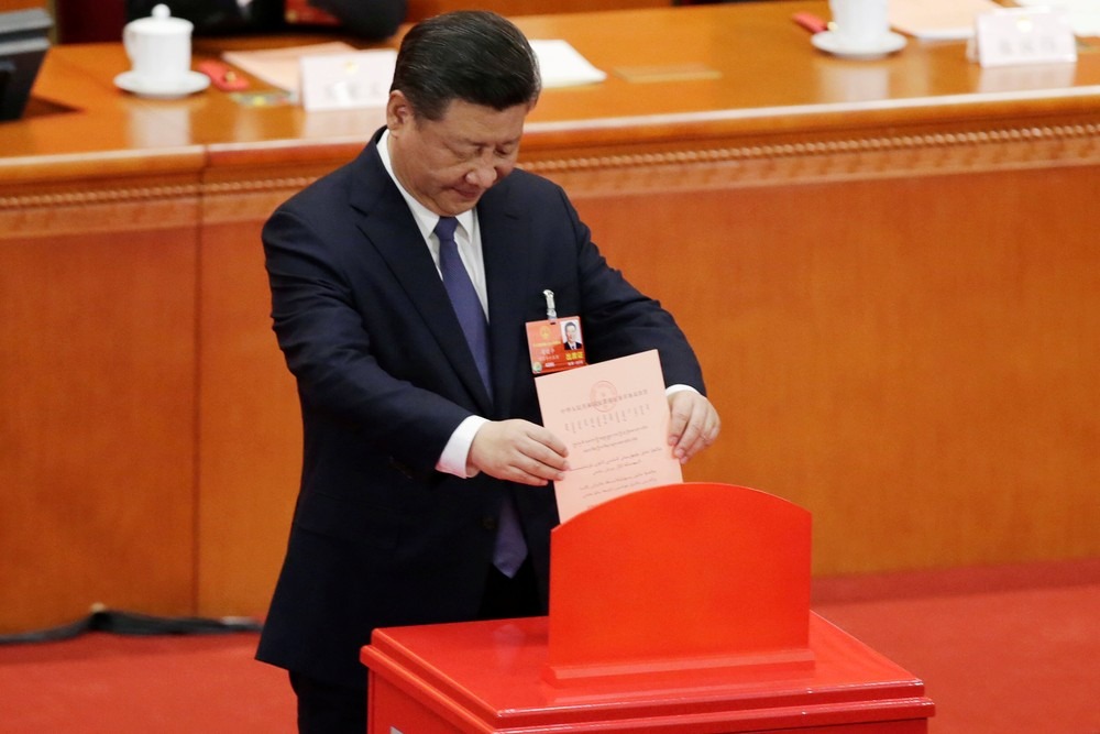 Presidente chinês Xi Jinping vota na terceira sessão da Assembleia Nacional Popular, em Pequim, na China (Foto: REUTERS/Jason Lee)
