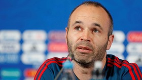Herói na Copa de 2010, Iniesta garante ter bom nível aos 34 anos © REUTERS/John Sibley
