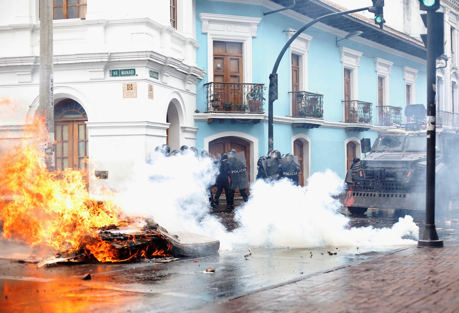Equador decreta estado de exceção por causa de protestos Manifestante ateiam fogo em colchões durante protestos contra alta nos combustíveis em Quito, no Equador. Daniel Tapia/Reuters
