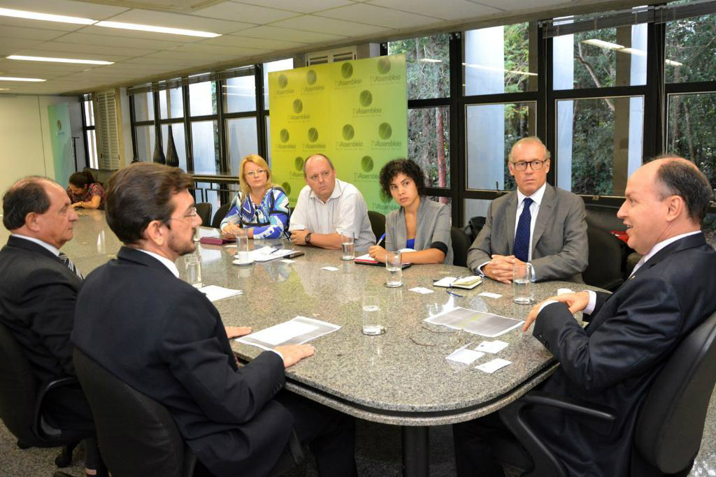 Os membros da União Europeia estão na Assembleia para observar a CPI do Cimi (Foto:Roberto Higa)
