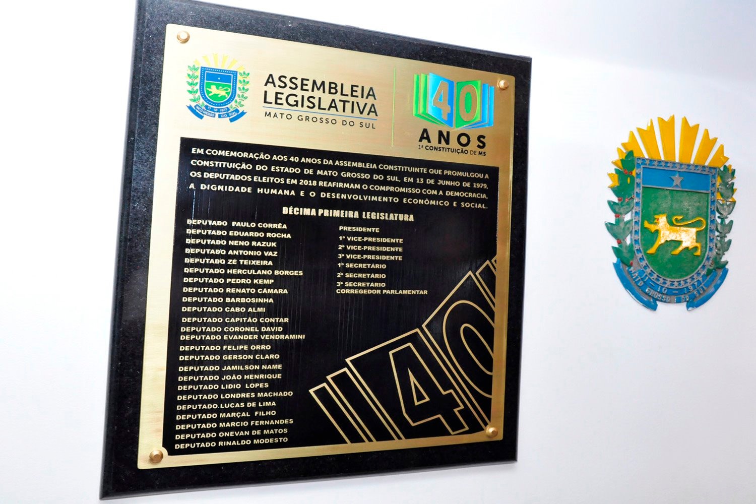 Constituintes e atuais deputados celebram 40 anos de ALMS Placa em comemoração aos 40 anos da Assembleia Constituinte. Luciana Nassar