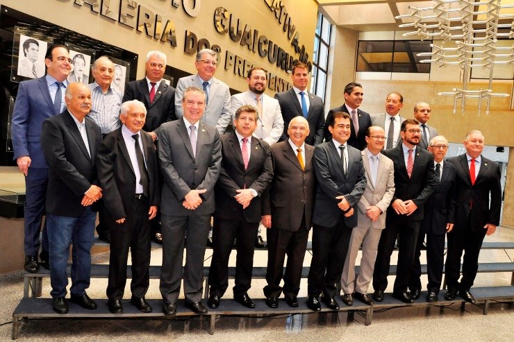 Constituintes e atuais deputados celebram 40 anos de ALMS Deputados relembraram momento histórico e comemoraram a elaboração da 1ª Constituição de MS. Luciana Nassar