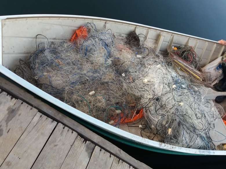 PMA apreende 600m de redes e solta peixes e tartaruga presos a ela PMA/Divulgação