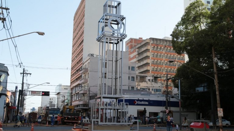 Considerado marco da democracia, monumento é instalado na 14 de julho Denilson Secreta