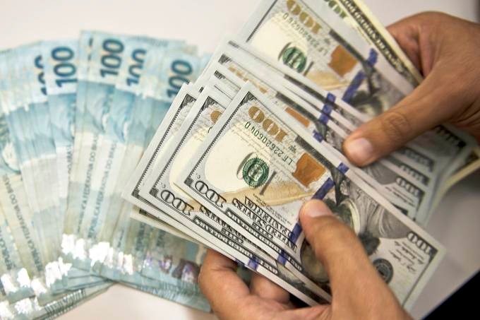 Dólar opera em queda nesta terça, após encostar em R$ 3,90 na véspera (AFP)