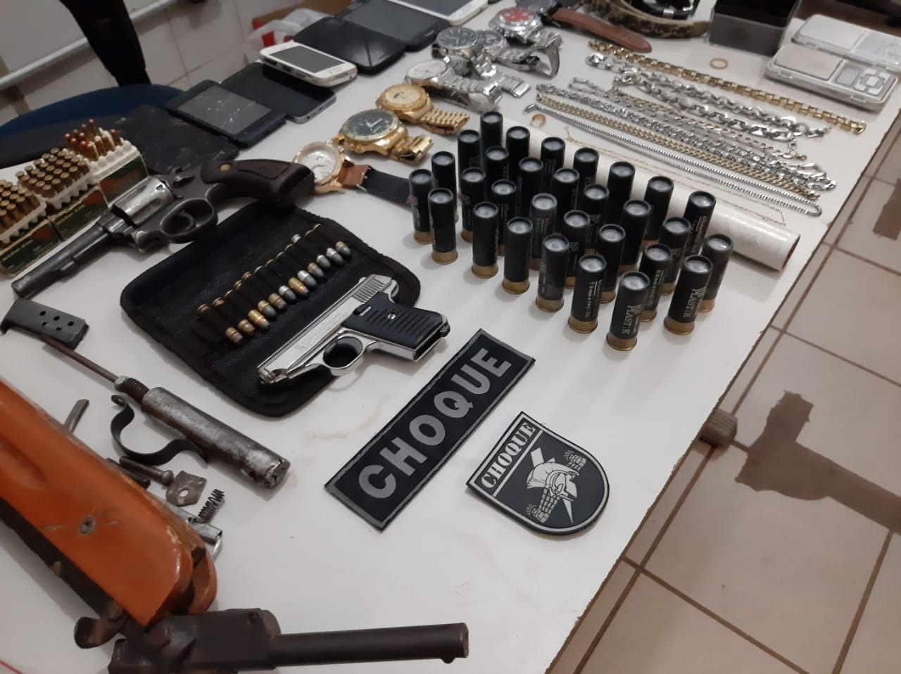 Choque prende homem com armas, drogas munições e joias na Capital Choque prende homem com armas, drogas munições e joias na Capital