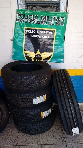 Polícia Ambiental flaga motorista com pneus contrabandeados Polícia Ambiental flaga motorista com pneus contrabandeados