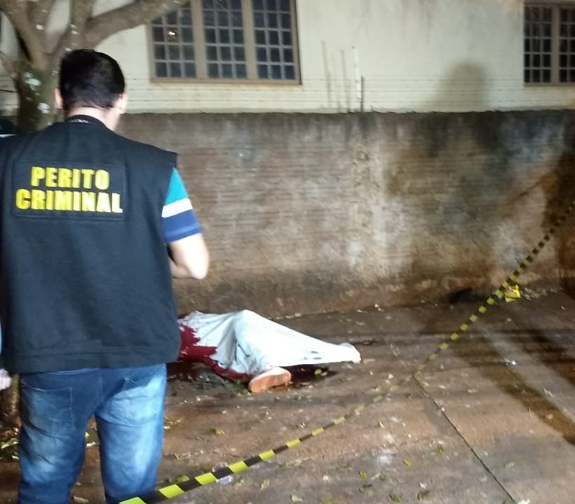 Jovem é executado com 5 tiros em frente a um bar Jovem é executado com 5 tiros em frente a um bar
