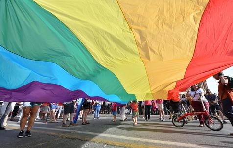 Parada LGBT deve reunir centenas de pessoas hoje em Dourados