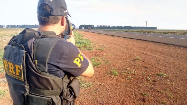 Policiais rodoviários durante fiscalização - Crédito: Divulgação/PRF