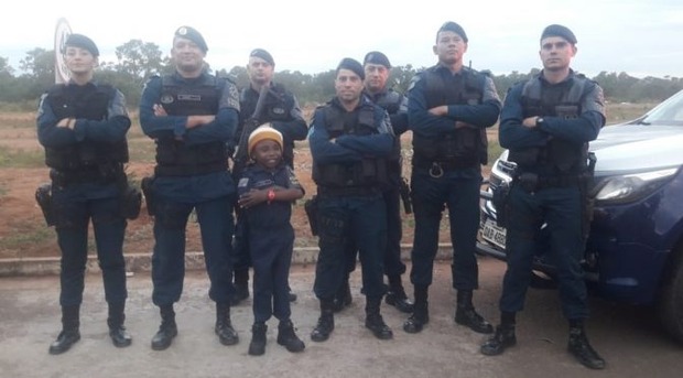 Policiais fazem festa surpresa para garoto de 11 anos com doença grave Policiais fazem festa surpresa para garoto de 11 anos com doença grave