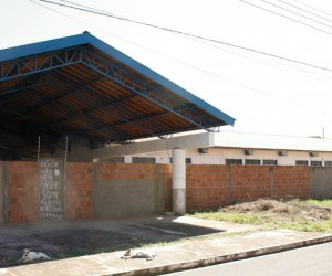 Prefeitura retoma obra de escola com capacidade para 720 alunos Prefeitura retoma obra de escola com capacidade para 720 alunos