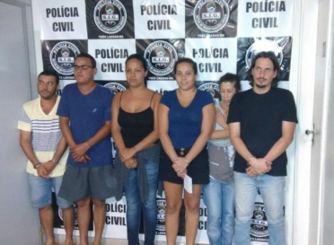 Chefe de quadrilha tinha fixação pelo 21, mesma quantidade de crimes Na foto, chefe da quadrilha é a terceira da esquerda para a direita (Foto: Divulgação/Polícia Civil)