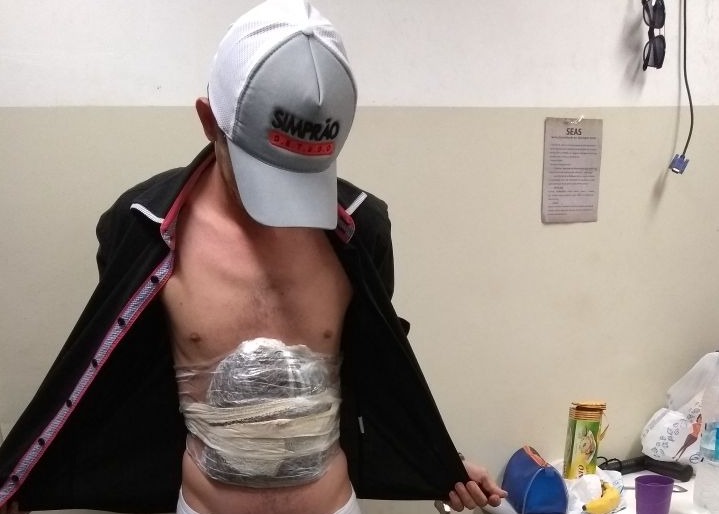 Traficante é preso com skank amarrado ao corpo na rodoviária da Capital