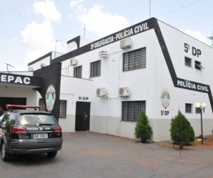 Mulher é estuprada em casa e chega nua em delegacia para pedir ajuda Mulher é estuprada em casa e chega nua em delegacia para pedir ajuda