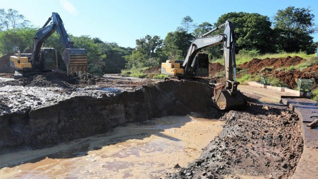 Prefeitura inicia desassoreamento pelo lago menor do Parque das Nações Indígenas