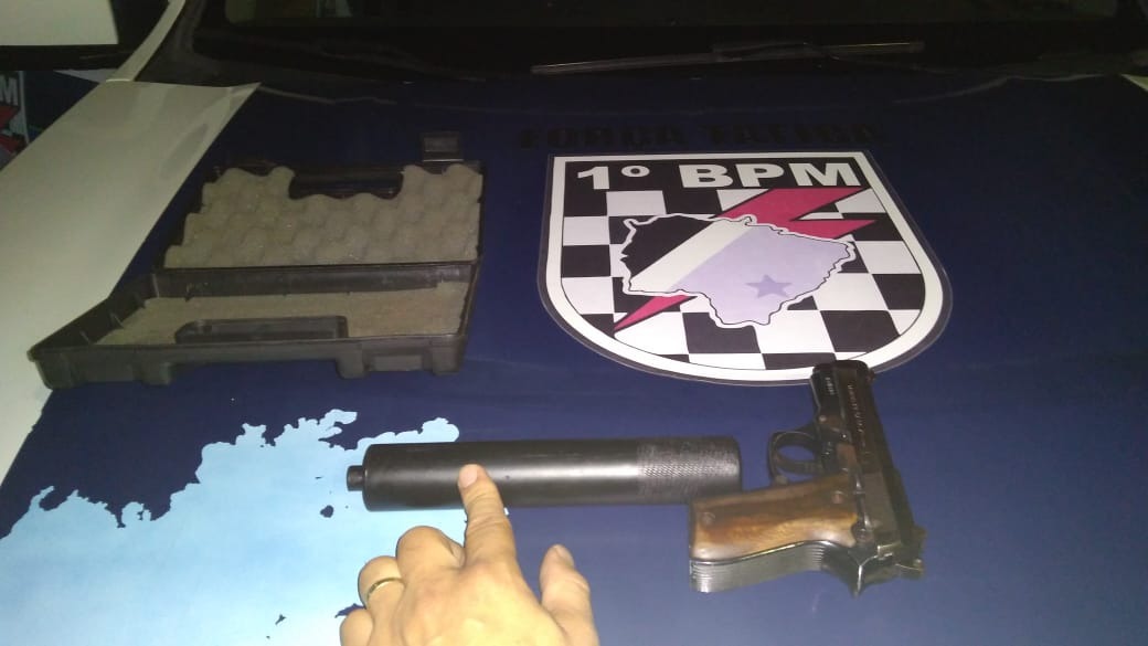 Após confusão em bar e perseguição policial, homem é preso com pistola com silenciador Após confusão em bar e perseguição policial, homem é preso com pistola com silenciador