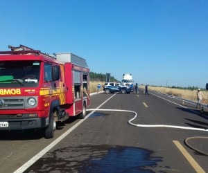 Carreta que transportava diesel pega fogo e mobiliza bombeiros em rodovia Bombeiros conseguiram controlar as chamas e conter o vazamento - Divulgação/Bombeiros