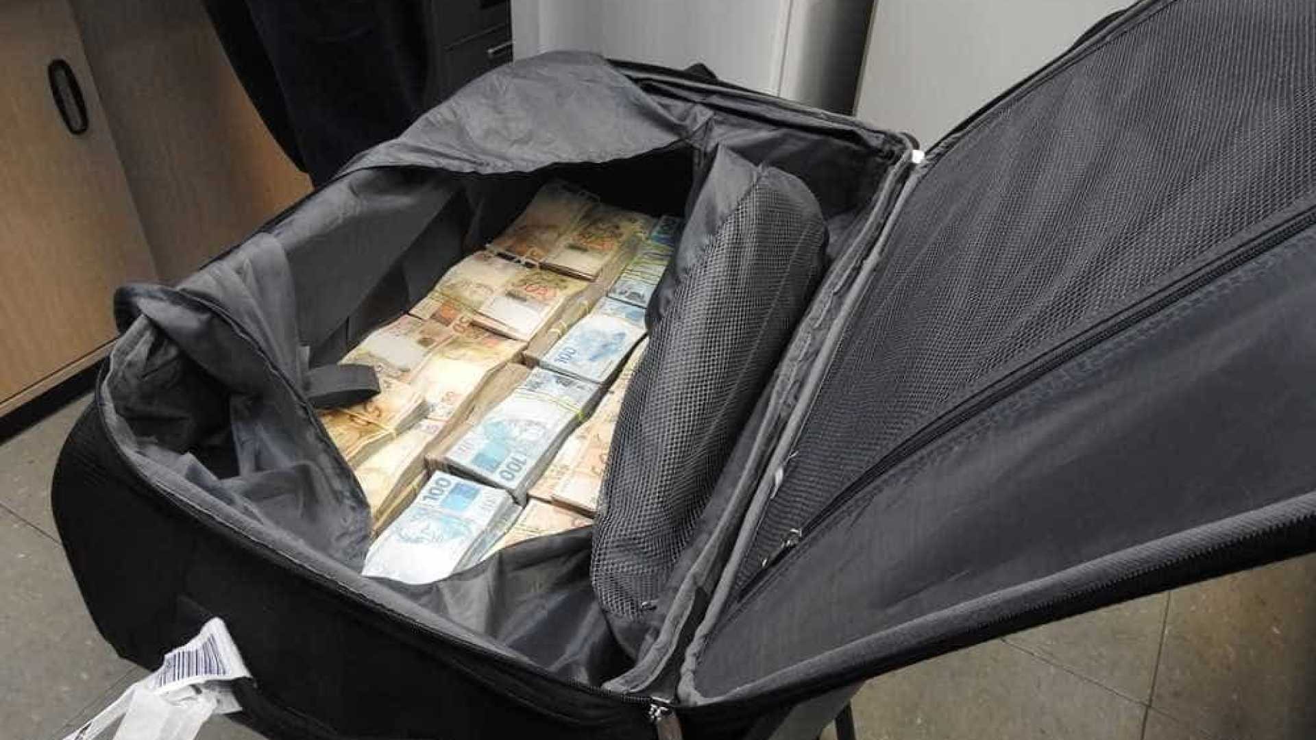 PF apreende R$ 860 mil dentro de mala em Cumbica PF apreende R$ 860 mil dentro de mala em Cumbica