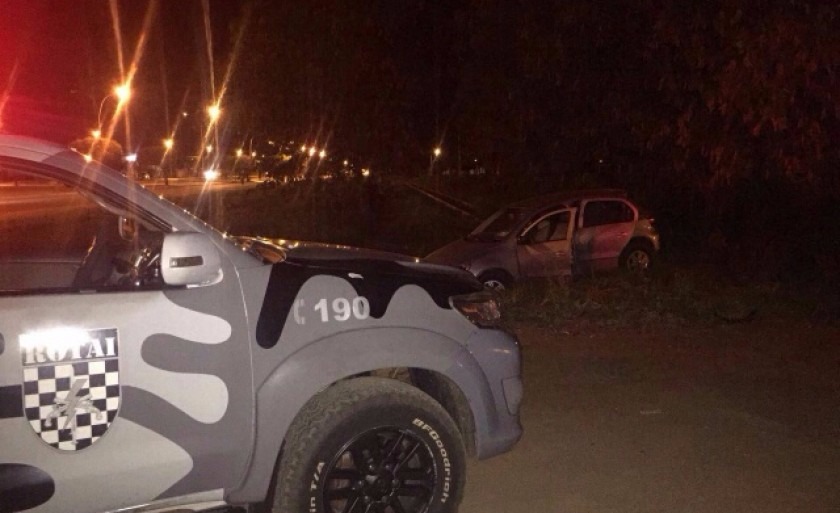 Jovem escapa de sequestro ao pular de carro em movimento Preso nos trilhos, um dos sequestradores foi pego pela policia - Celso Daniel/TVC