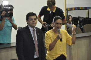 Olarte diz que adiamento das aulas vai fazer economia de 10% com folha Olarte e Ângela se reuniram com diretoras das escolas municipais (Foto: Marcelo Calazans)