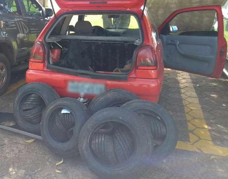 Motorista é flagrado com carro lotado de pneus contrabandeados Motorista é flagrado com carro lotado de pneus contrabandeados