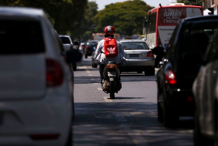 Número de motos é maior que o de carros em 45% das cidades Congestionamentos e complicações do trânsito são alguns dos fatores que incentivaram a população a investirem em motos - Marcelo Camargo/Agência Brasil
