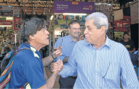 André pede até início de julho para definir pré-candidatura ao governo André Puccinelli é cumprimentado em sua caminhada com Paulo Siufi pelo Camelódromo - Foto: Álvaro Rezende/ Correio do Estado