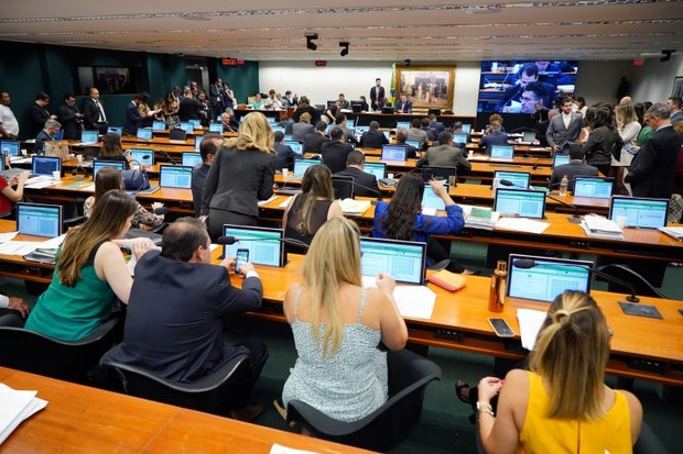 Deputados da CCJ divergem sobre repartição dos recursos do pré-sal Deputados da CCJ divergem sobre repartição dos recursos do pré-sal
