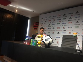 Uribe, Babel, janela... Barbieri se diz satisfeito no Fla e ressalta: "Olhamos para dentro" Barbieri concedeu primeira coletiva como técnico rubro-negro (Foto: raphael zarko)