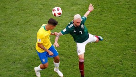 Criticado na web, mexicano que pisou em Neymar pede respeito © REUTERS/David Gray
