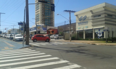 Motorista faz conversão proibida e causa colisão com dois carros na Ceará Gol não consegue parar a tempo e joga o fiat uno contra muro (Foto - Juliana Brum)