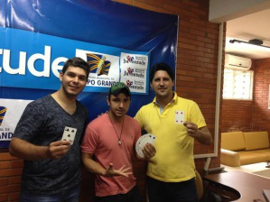 Dia do mágico será comemorado com show de mágica no Mercadão no próximo sábado Marcelo Brinholi (SEMJU), Vini Magic, e o Secretário Adjunto da SEMJU, Murilo Matos (Foto: Divulgação)