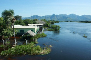 A alimentação começou a ser enviada para as extensões Jatobazinho, vinculada à Escola Paraguai Mirim, e Santa Mônica, ligada à Escola Barra do São Lourenço (foto), nesta quinta-feira (29) (Foto: Clóvis Neto)