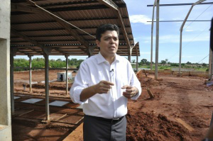 Prefeito Gilmar Olarte (PP) garante que UTR entra em operação até o final de maio. (Foto:Marcelo Calazans)