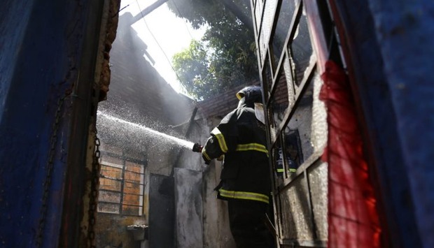 Incêndio destrói casa na Vila Carvalho em Campo Grande (Henrique Arakaki/Midiamax)